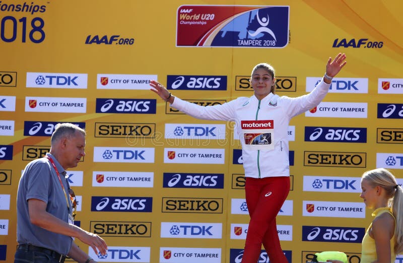 De winst gouden medaille van ALEKSANDRA NACHEVA in de driesprong op het IAAF-Wereldu20 Kampioenschap Tampere, Finland vijftiende stock foto De winst gouden medaille van ALEKSANDRA NACHEVA in de driesprong op het IAAF-Wereldu20 Kampioenschap Tampere, Finland vijftiende stock foto