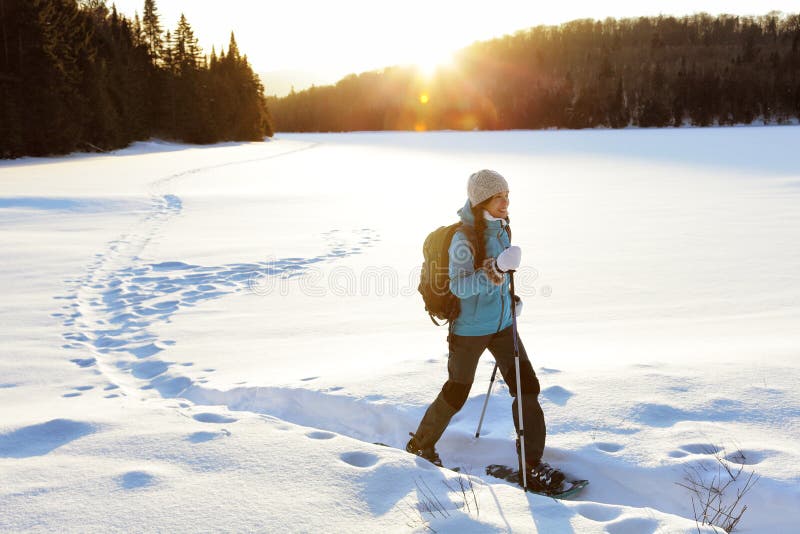 De winter de activiteitenvrouw van de wandelingssport het snowshoeing stock afbeeldingen De winter de activiteitenvrouw van de wandelingssport het snowshoeing stock afbeeldingen