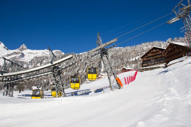 De winter in de alpen stock afbeelding De winter in de alpen stock afbeelding