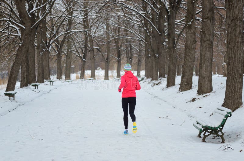 De winter die in park lopen: de gelukkige jogging van de vrouwenagent in sneeuw, openluchtsport en fitness royalty-vrije stock foto's De winter die in park lopen: de gelukkige jogging van de vrouwenagent in sneeuw, openluchtsport en fitness royalty-vrije stock foto's