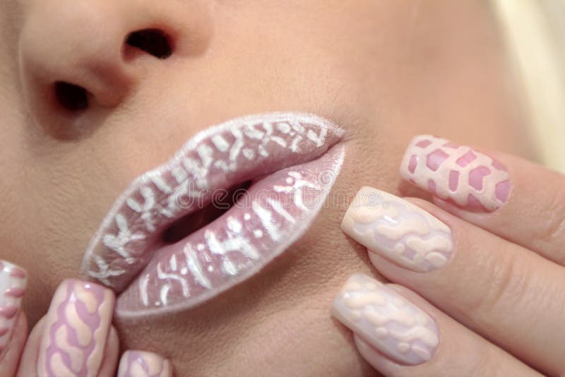 De winter gebreid ontwerp van spijkers en lippenmake-up royalty-vrije stock afbeeldingen