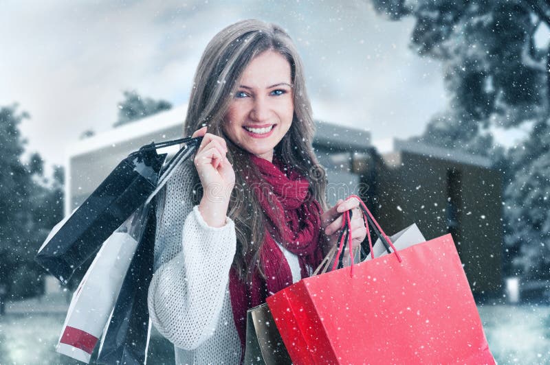De winter het winkelen vrouw openlucht glimlachen royalty-vrije stock afbeeldingen De winter het winkelen vrouw openlucht glimlachen royalty-vrije stock afbeeldingen