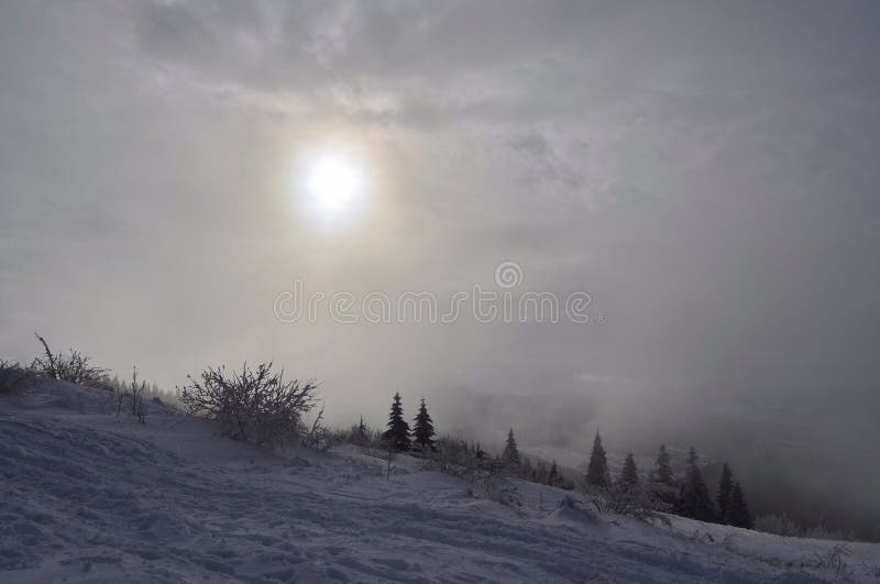 De winter komt of sneeuwbergen royalty-vrije stock afbeelding