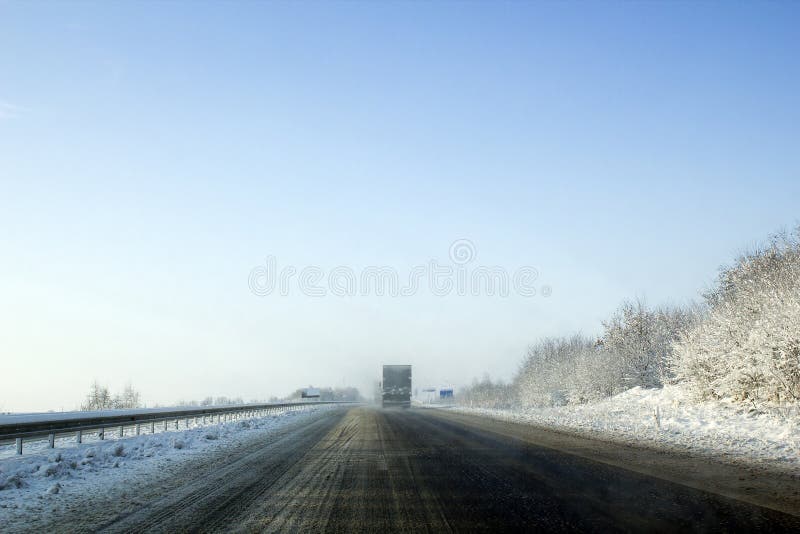 De winter mistige weg, slecht weer en drijfauto's stock foto's De winter mistige weg, slecht weer en drijfauto's stock foto's