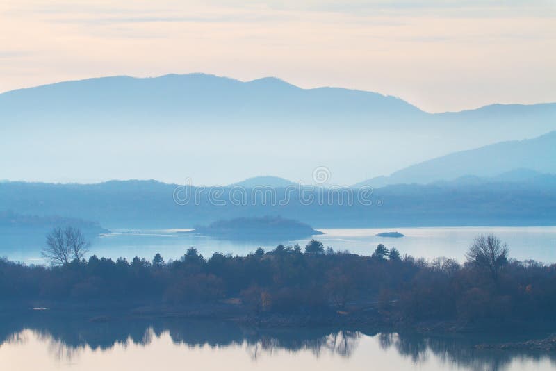 De winter in Montenegro, Skadar-meer in mist, aardachtergrond stock fotografie De winter in Montenegro, Skadar-meer in mist, aardachtergrond stock fotografie