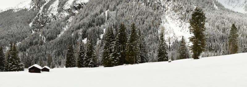 De winter toneelmening van Alpien hutten en bos in de Alpen dichtbij Antholz-Meer, Italiaanse Alpen, Zuid-Tirol royalty-vrije stock fotografie De winter toneelmening van Alpien hutten en bos in de Alpen dichtbij Antholz-Meer, Italiaanse Alpen, Zuid-Tirol royalty-vrije stock fotografie