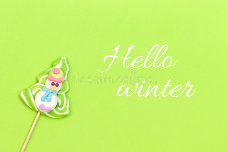 De winter van teksthello en suikergoedlolly van grappige sneeuwman stock foto De winter van teksthello en suikergoedlolly van grappige sneeuwman stock foto
