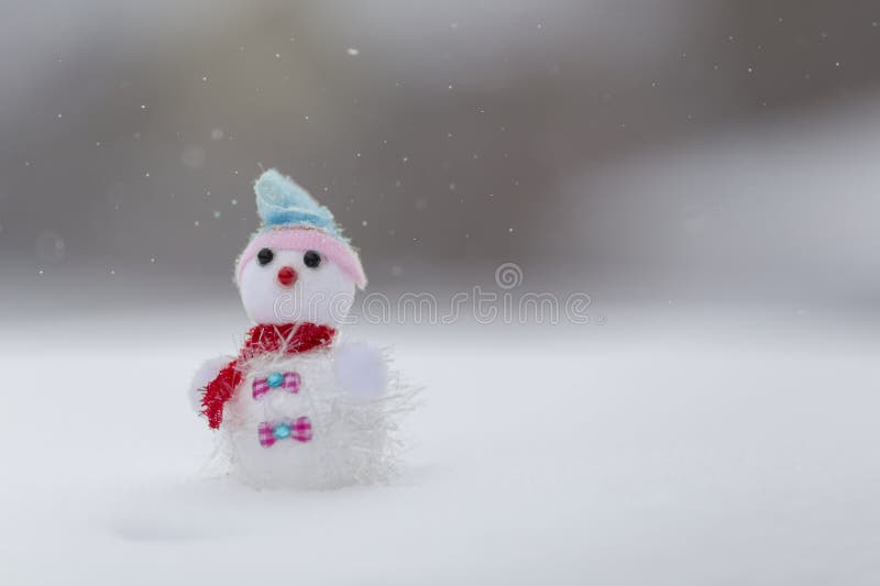 De winterachtergrond met sneeuwman en sneeuwvlokken royalty-vrije stock afbeeldingen De winterachtergrond met sneeuwman en sneeuwvlokken royalty-vrije stock afbeeldingen