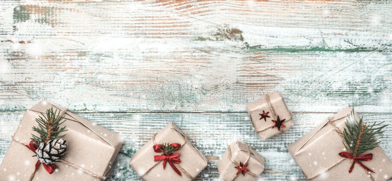 De winterachtergrond, met uitgesproken textuur, bij de bodem vele met de hand gemaakte giften op wit, oud hout royalty-vrije stock foto De winterachtergrond, met uitgesproken textuur, bij de bodem vele met de hand gemaakte giften op wit, oud hout royalty-vrije stock foto