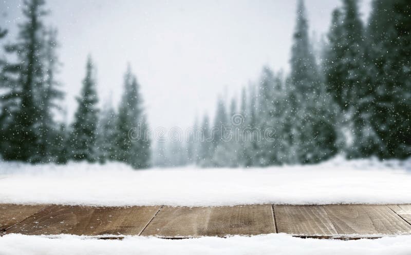 De winterlandschap van bergen en houten oude lijst met sneeuw stock afbeelding De winterlandschap van bergen en houten oude lijst met sneeuw stock afbeelding