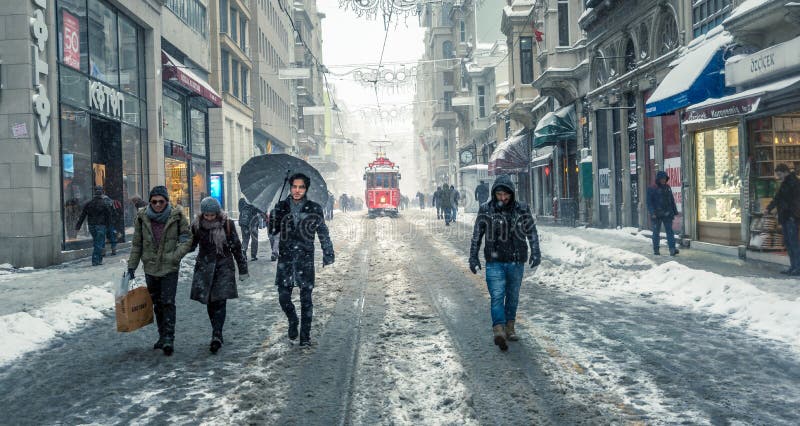 De wintermening van nostalgische rode Tram en mensen in het dagelijkse leven royalty-vrije stock afbeeldingen De wintermening van nostalgische rode Tram en mensen in het dagelijkse leven royalty-vrije stock afbeeldingen