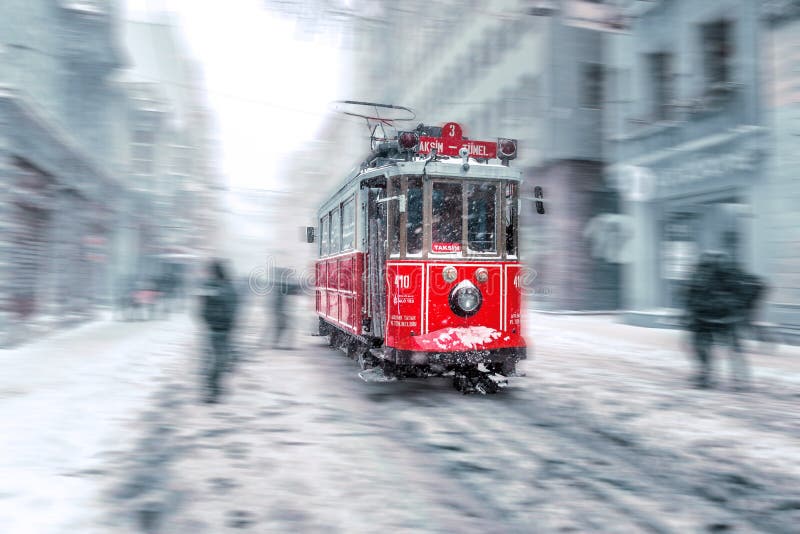 De wintermening van nostalgische rode Tram en mensen in het dagelijkse leven royalty-vrije stock afbeelding De wintermening van nostalgische rode Tram en mensen in het dagelijkse leven royalty-vrije stock afbeelding