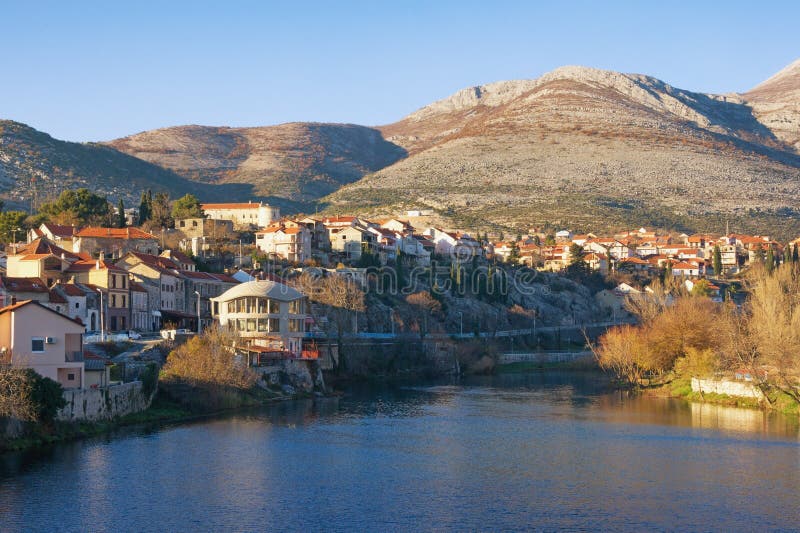 De wintermening van Trebisnjica-rivier en oude stad van Trebinje In de schaduw gestelde hulpkaart met belangrijke stedelijke gebi stock afbeelding De wintermening van Trebisnjica-rivier en oude stad van Trebinje In de schaduw gestelde hulpkaart met belangrijke stedelijke gebi stock afbeelding