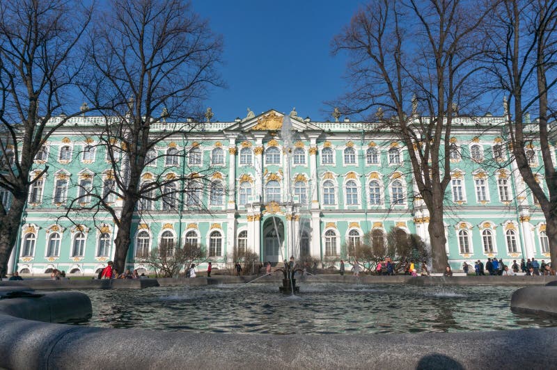De winterpaleis in de dag van de zonzomer petersburg Rusland royalty-vrije stock foto's De winterpaleis in de dag van de zonzomer petersburg Rusland royalty-vrije stock foto's