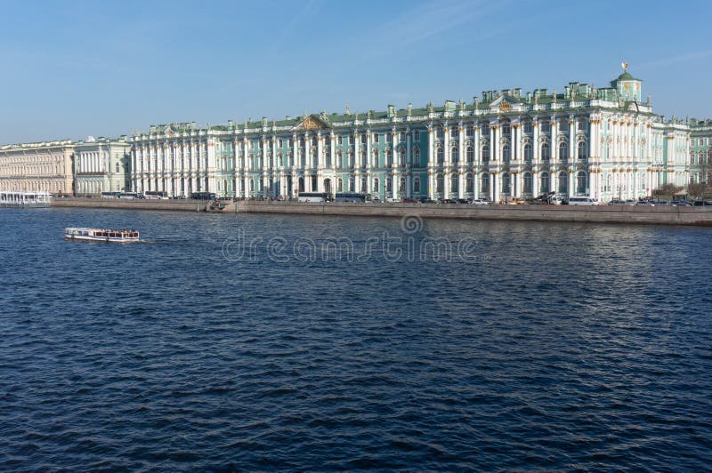 De winterpaleis in de dag van de zonzomer petersburg Rusland stock foto De winterpaleis in de dag van de zonzomer petersburg Rusland stock foto