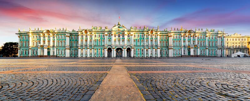 De winterpaleis op Paleisvierkant in Heilige Petersburg, Rusland royalty-vrije stock foto De winterpaleis op Paleisvierkant in Heilige Petersburg, Rusland royalty-vrije stock foto