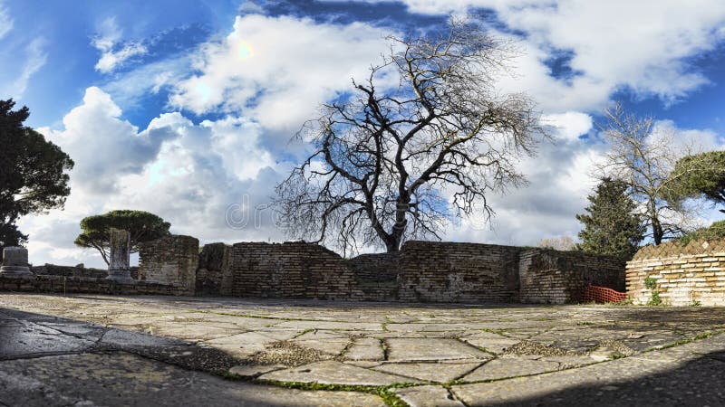De winterpanorama in de oude ruïnes van Ostia Antica royalty-vrije stock fotografie De winterpanorama in de oude ruïnes van Ostia Antica royalty-vrije stock fotografie