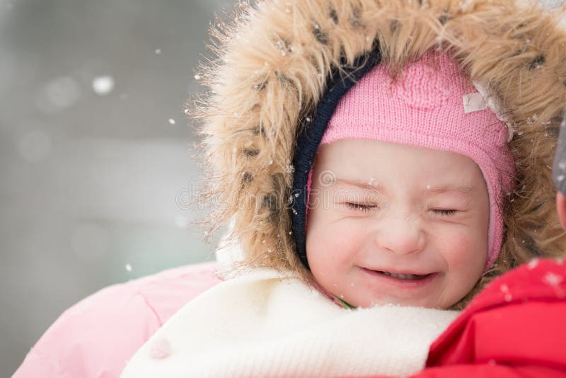 De winterportret van een mooi meisje met Benedensyndroom stock foto De winterportret van een mooi meisje met Benedensyndroom stock foto