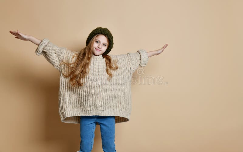 De winterportret van gelukkig meisje die gebreide hoed en sweater dragen royalty-vrije stock afbeeldingen De winterportret van gelukkig meisje die gebreide hoed en sweater dragen royalty-vrije stock afbeeldingen