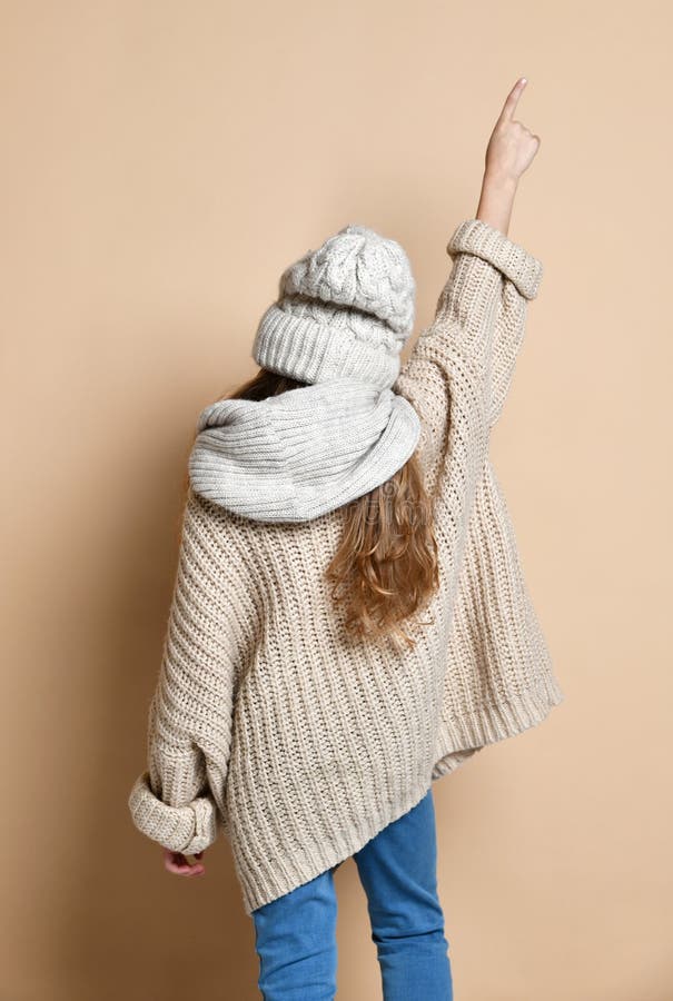 De winterportret van gelukkig meisje die gebreide hoed en sweater dragen stock foto De winterportret van gelukkig meisje die gebreide hoed en sweater dragen stock foto