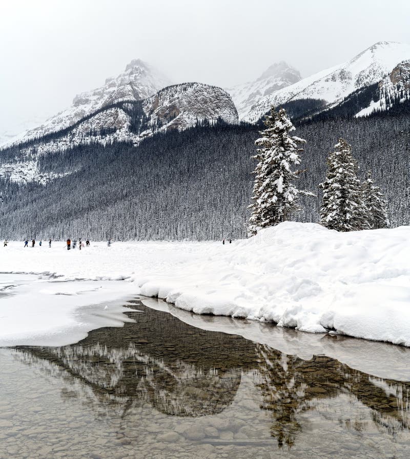 De winterscène op het bevroren Meer Louise in het Nationale Park van Banff, A royalty-vrije stock foto De winterscène op het bevroren Meer Louise in het Nationale Park van Banff, A royalty-vrije stock foto