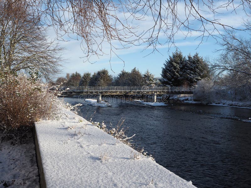 De wintersmening van de Merryton-voetgangersbrug in Nairn royalty-vrije stock afbeelding De wintersmening van de Merryton-voetgangersbrug in Nairn royalty-vrije stock afbeelding