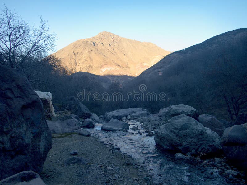 De winterstijgen van Jebeltoubkal in hoge atlasbergen in Marokko stock afbeelding De winterstijgen van Jebeltoubkal in hoge atlasbergen in Marokko stock afbeelding