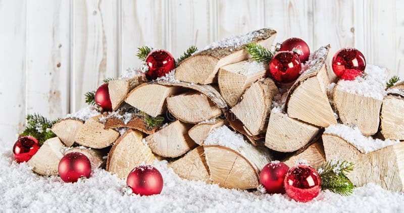 De de wintervoorraad van hout opent sneeuw bij Kerstmis het programma
