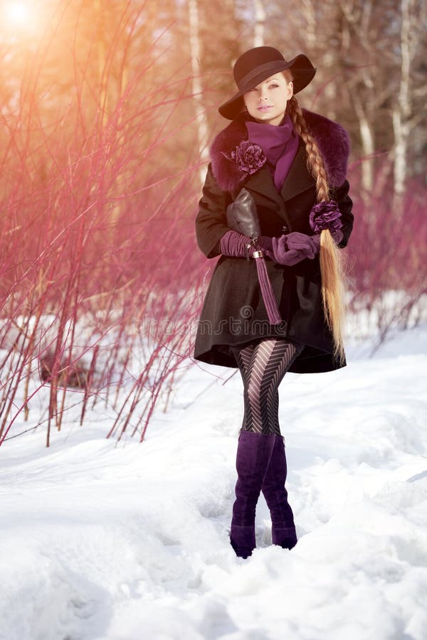 De wintervrouw op achtergrond van de winterlandschap, zon Manier gir royalty-vrije stock afbeeldingen De wintervrouw op achtergrond van de winterlandschap, zon Manier gir royalty-vrije stock afbeeldingen
