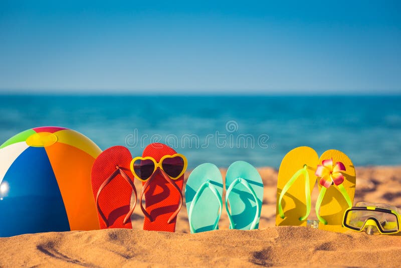 De wipschakelaars, strandbal en snorkelen op het zand royalty-vrije stock foto De wipschakelaars, strandbal en snorkelen op het zand royalty-vrije stock foto