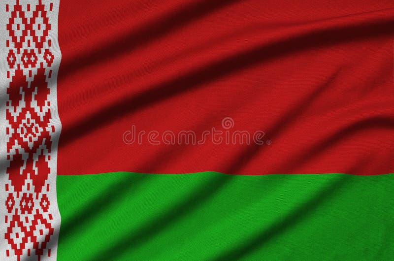 De Witrussische vlag wordt afgeschilderd op een stof van de sportendoek met vele vouwen De banner van het sportteam royalty-vrije illustratie De Witrussische vlag wordt afgeschilderd op een stof van de sportendoek met vele vouwen De banner van het sportteam royalty-vrije illustratie