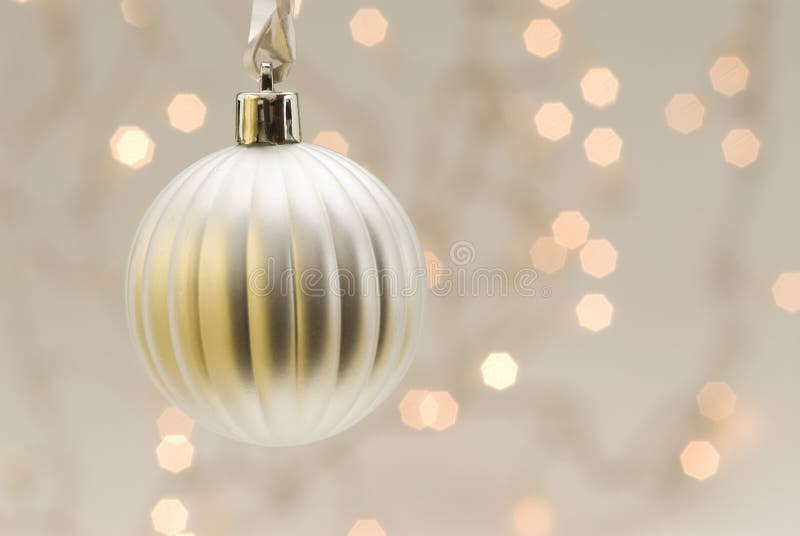 Witte kerstbal met vage lichtjes stock fotografie