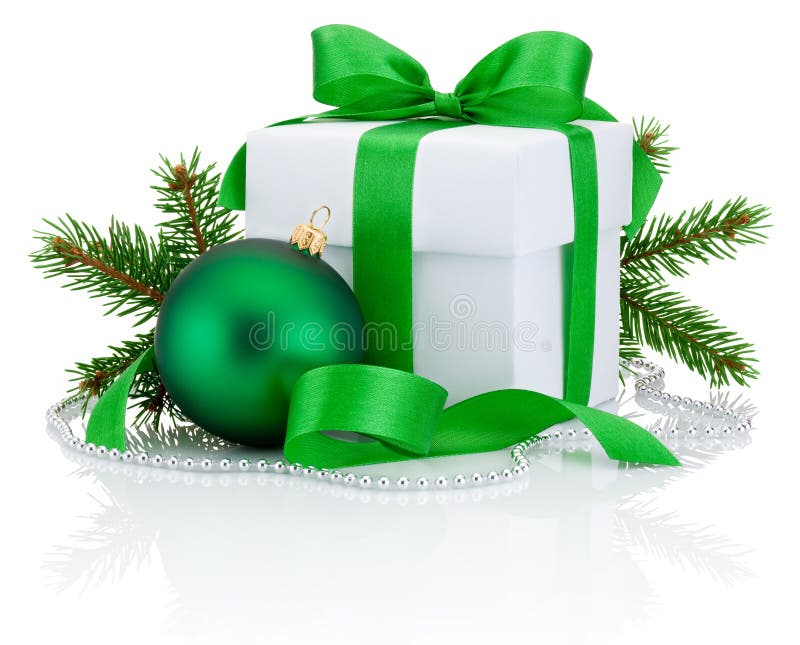 De witte doos bond groene lintboog, de tak van de pijnboomboom en Kerstmisbal stock afbeelding De witte doos bond groene lintboog, de tak van de pijnboomboom en Kerstmisbal stock afbeelding