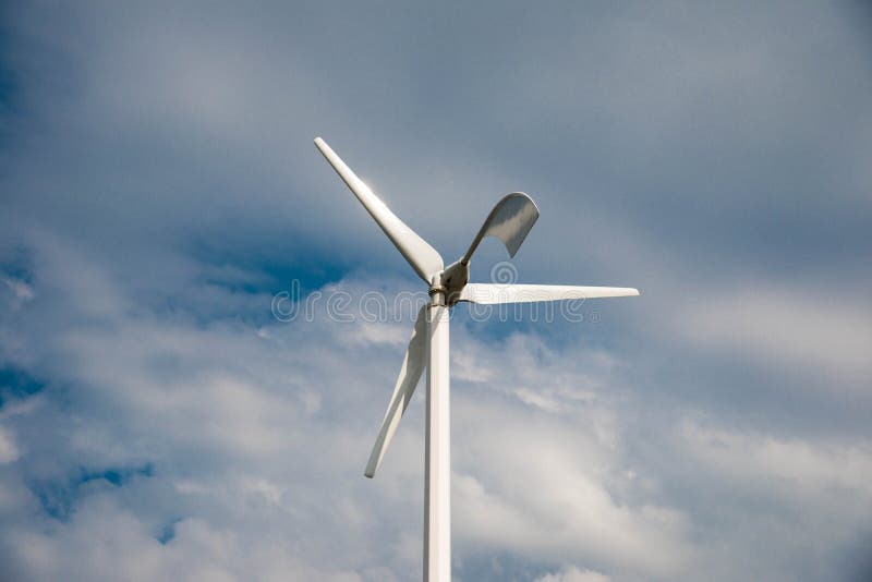 De witte kleine eolian dichte omhooggaande, blauwe hemel van de windturbine met witte wolken royalty-vrije stock afbeeldingen De witte kleine eolian dichte omhooggaande, blauwe hemel van de windturbine met witte wolken royalty-vrije stock afbeeldingen