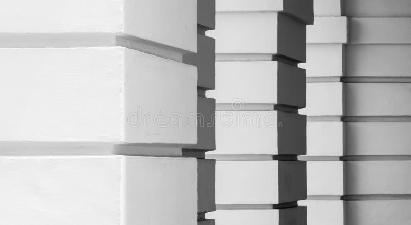 De witte mening van portiek Vierkante pijlers royalty-vrije stock afbeelding De witte mening van portiek Vierkante pijlers royalty-vrije stock afbeelding