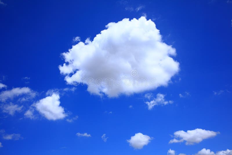 De wolk van de cumulus in donkerblauwe hemel