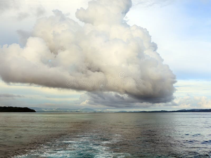 De wolk van de regen over oceaanbaai