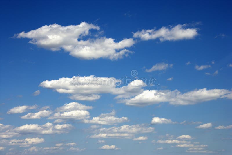 De wolken van de cumulus.