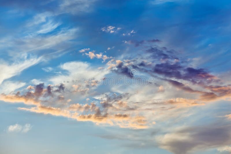 De wolken van de cumulus op zonsonderganghemel