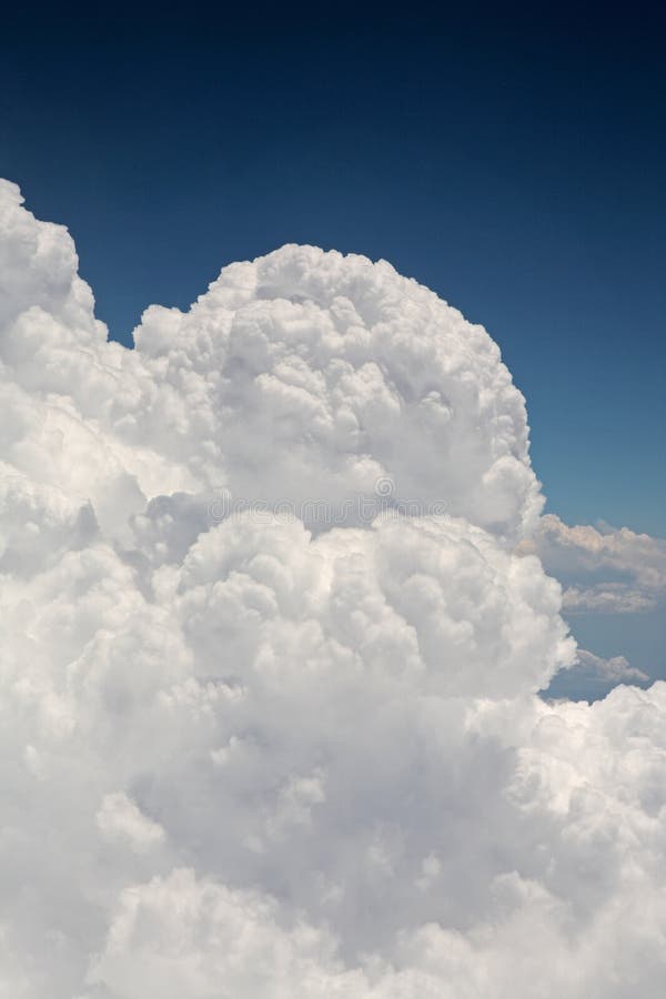 De Wolken van de cumulus zoals die van Vliegtuig worden gezien