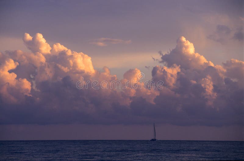 De wolken van de zonsondergang &amp; van de cumulus - Dominicaanse republiek