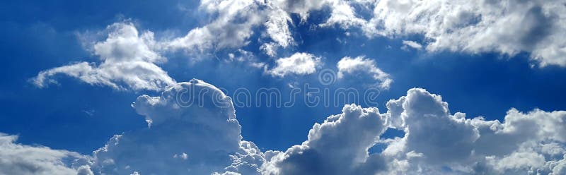 De wolken wijzen op licht in de heldere blauwe hemel royalty-vrije stock foto De wolken wijzen op licht in de heldere blauwe hemel royalty-vrije stock foto