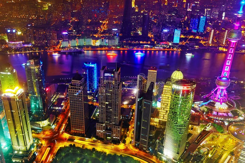 De wolkenkrabbers van de nachtmening, stad de bouw van Pudong, Shanghai, China stock afbeelding De wolkenkrabbers van de nachtmening, stad de bouw van Pudong, Shanghai, China stock afbeelding