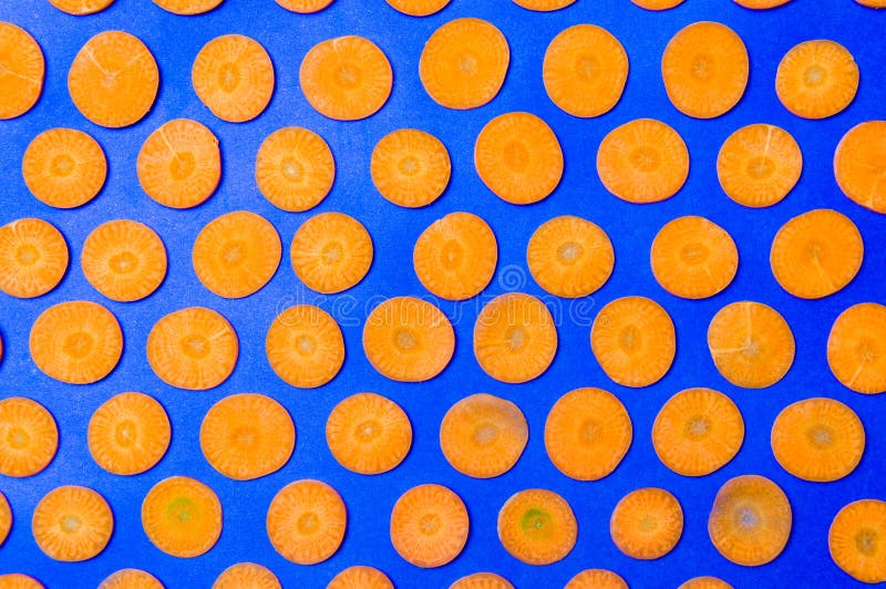 De wortelplakken op blauwe vlakte als achtergrond lagen royalty-vrije stock fotografie De wortelplakken op blauwe vlakte als achtergrond lagen royalty-vrije stock fotografie