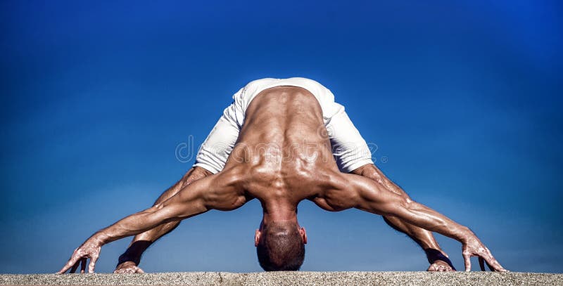 De yoga onderwijst u hoe te aan uw lichaam te luisteren Spiermens in yogapositie De yogainstructeur met spierlichaam doet sport royalty-vrije stock afbeelding De yoga onderwijst u hoe te aan uw lichaam te luisteren Spiermens in yogapositie De yogainstructeur met spierlichaam doet sport royalty-vrije stock afbeelding