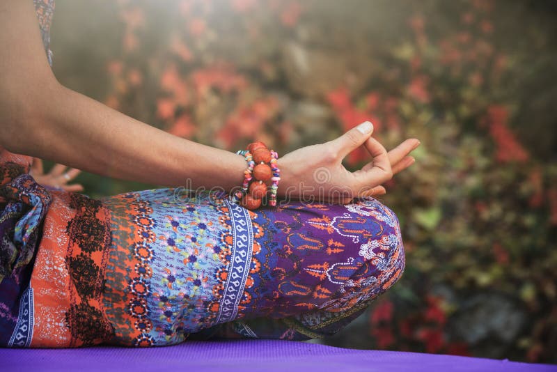 De de yogameditatie van de vrouwenpraktijk dient de close-upou in van het mudragebaar stock foto De de yogameditatie van de vrouwenpraktijk dient de close-upou in van het mudragebaar stock foto