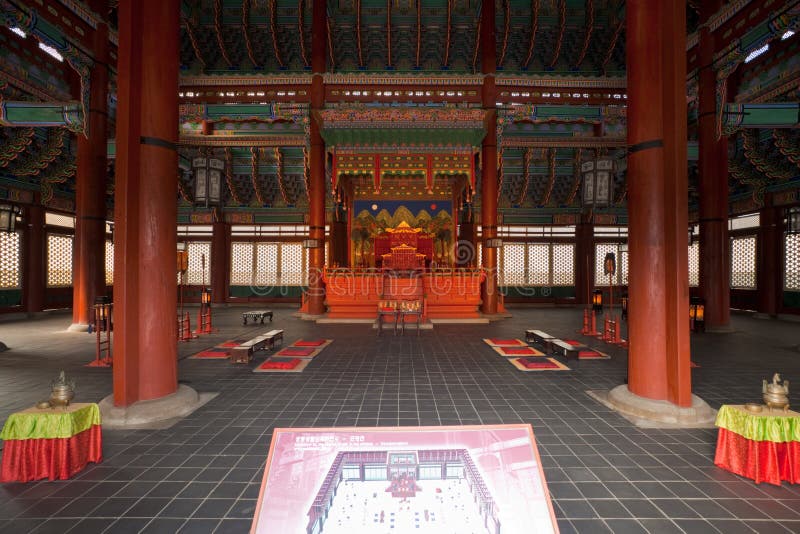 De Zaal van de Troon van Gyeongbokgung binnen stock fotografie De Zaal van de Troon van Gyeongbokgung binnen stock fotografie