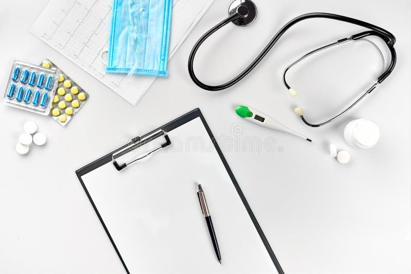De zaken plaatsten voor het ziekenhuis: pillen, stethoscoop, medische apparatuur, notaboek met pen en masker op witte achtergrond stock foto's De zaken plaatsten voor het ziekenhuis: pillen, stethoscoop, medische apparatuur, notaboek met pen en masker op witte achtergrond stock foto's