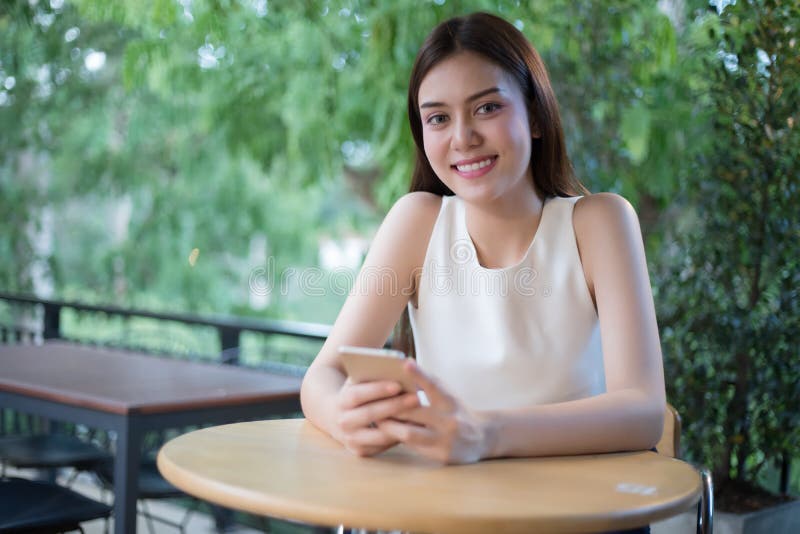 De Zakenlieden en de vrouwen van Azië gebruiken mobiele en aanrakings slimme phon royalty-vrije stock fotografie De Zakenlieden en de vrouwen van Azië gebruiken mobiele en aanrakings slimme phon royalty-vrije stock fotografie