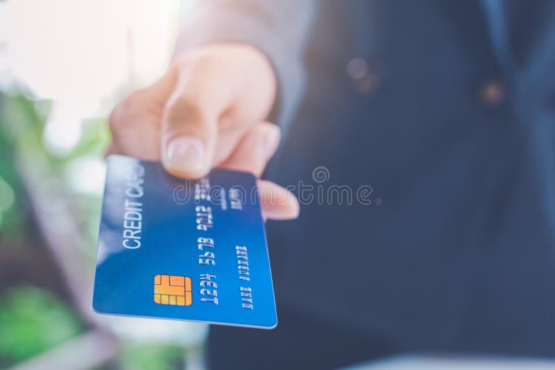 De zakenlieden verzenden blauwe creditcards voor betaling van goederen